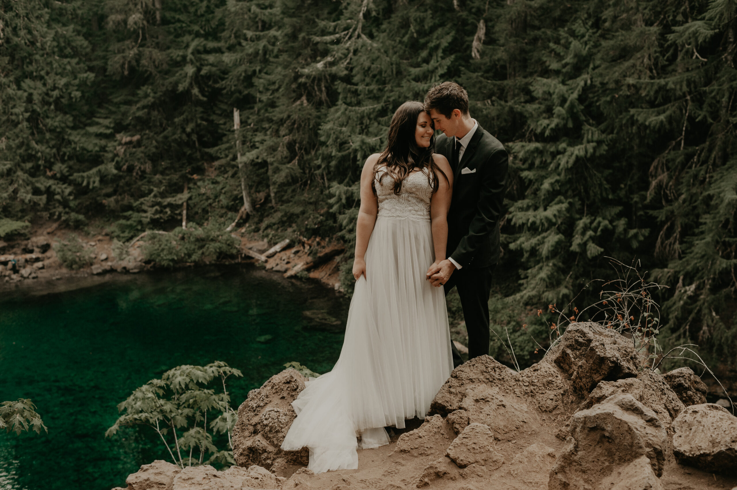 Oregon elopement location idea blue pool