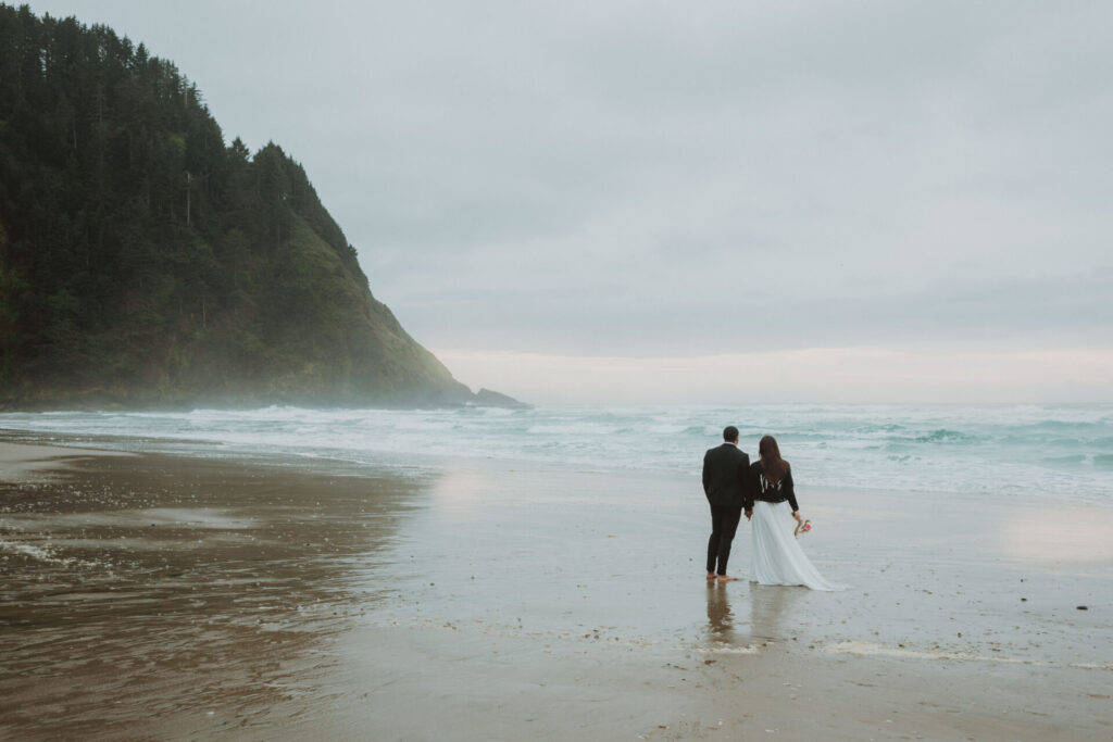 couple eloping on the oregon coast 